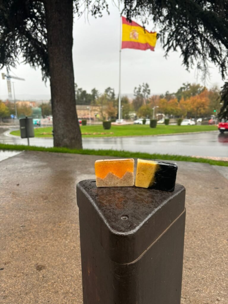 Dos jabones artesanales en un parque en un día lluvioso