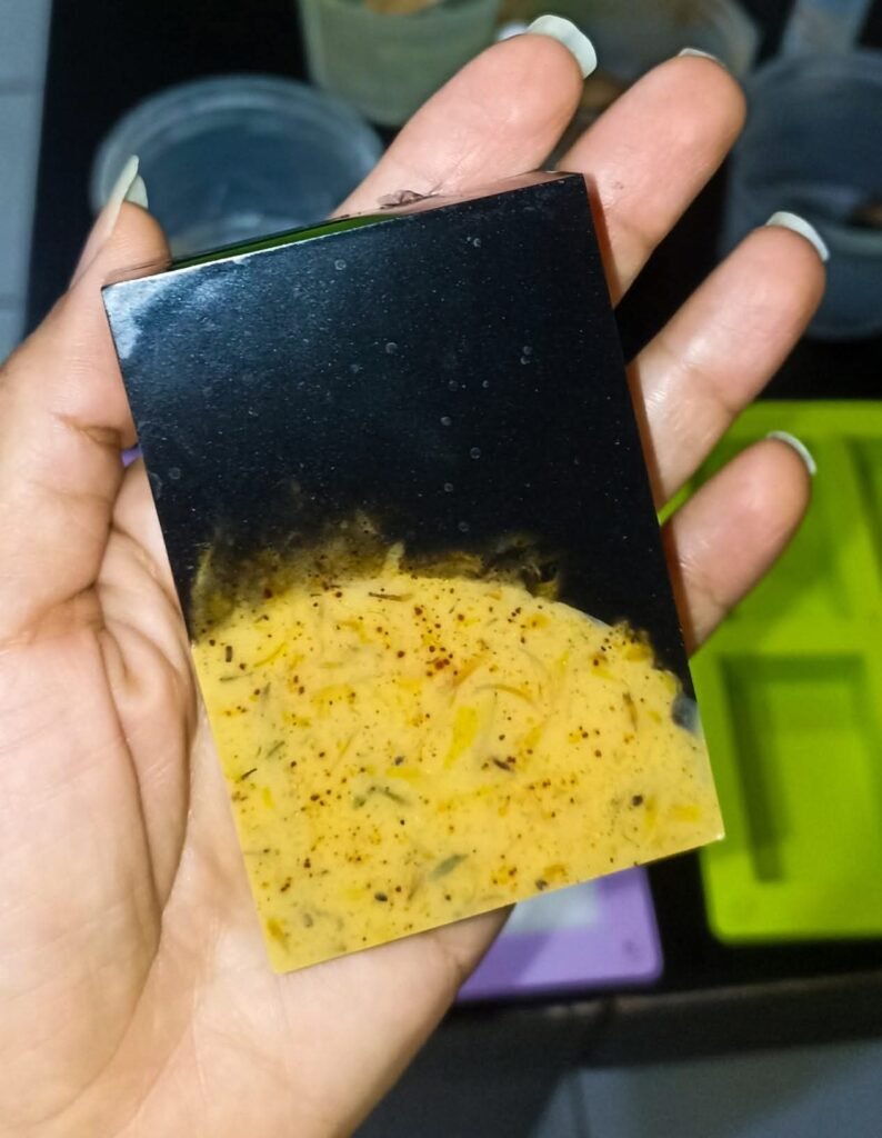 Jabón artesanal de doble capa con carbón y cúrcuma