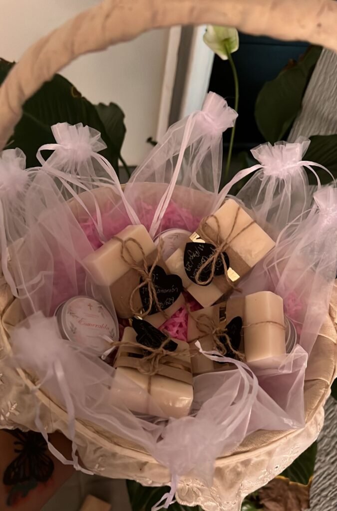Jabones como recuerdo en bolsitas de organza dentro de una cesta